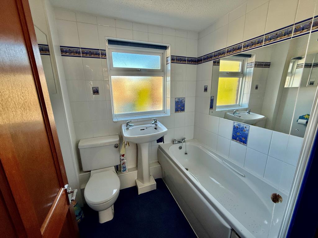 Lot: 178 - THREE-BEDROOM END-TERRACE HOUSE - Bathroom with W.C.
